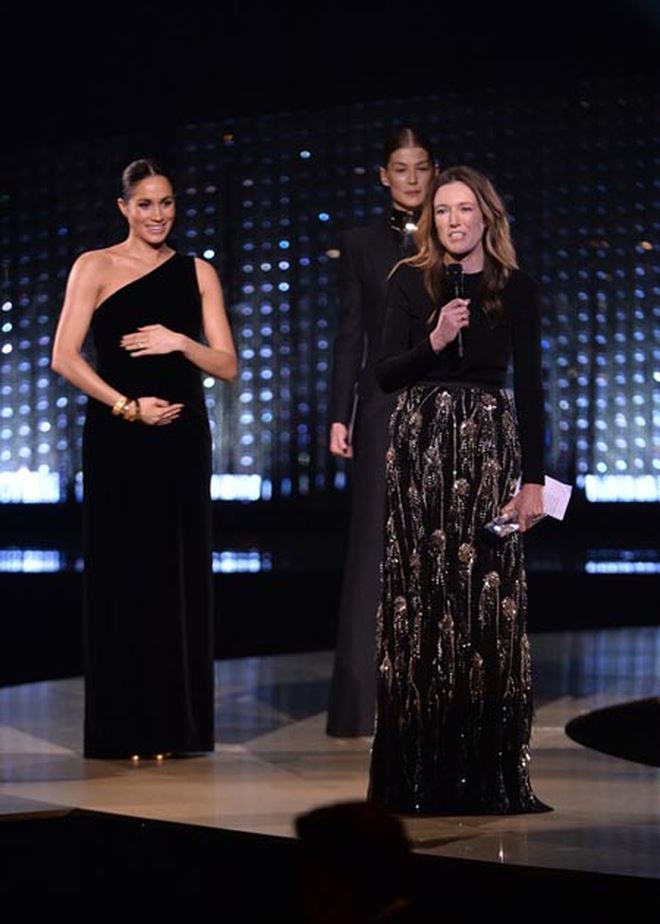 Nữ công tước xứ Sussex Meghan Markle trao giải Nhà thiết kế của Năm cho nhà mốt Givenchy  