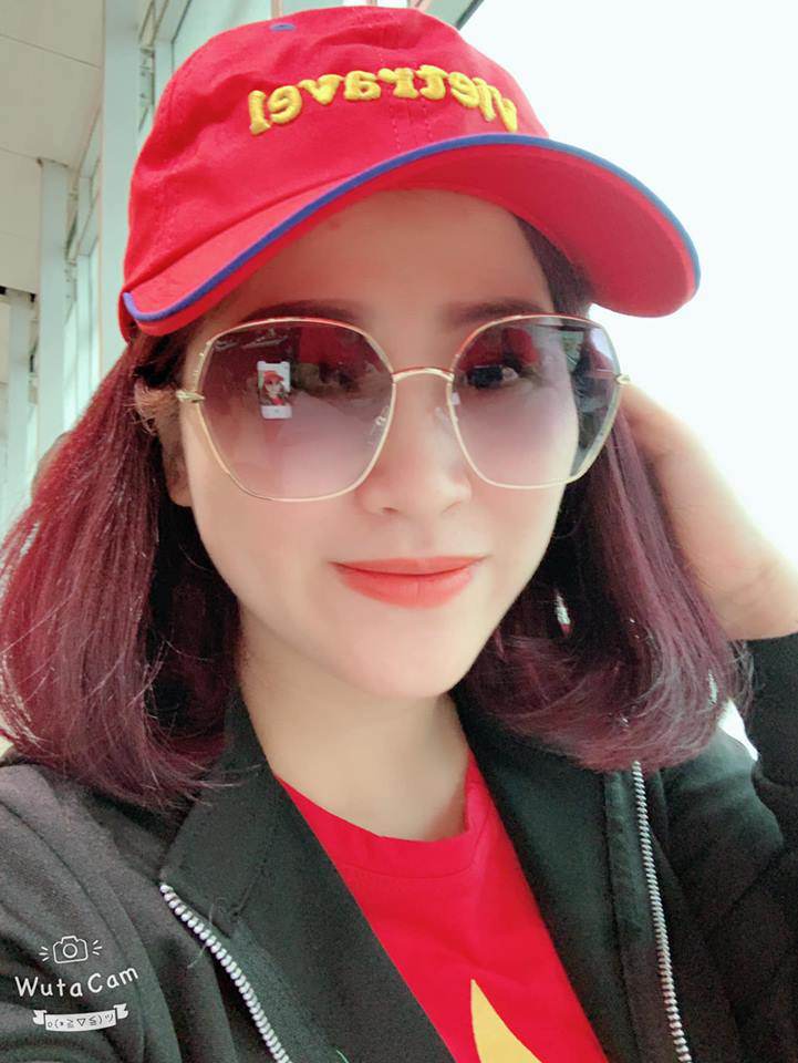 Cả hai vợ chồng cùng diện màu áo Việt Nam để thể hiện tinh thần cổ vũ đội tuyển nước nhà. Bên dưới hình ảnh Kiều Linh chia sẻ cũng có rất đông bình luận của khán giả chúc các tuyển thủ Việt Nam chiến thắng trận tối nay.    