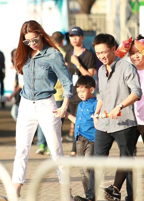 Khi cùng vợ cũ dẫn con trai đi chơi, Cường Đô La trông phong độ lịch lãm nhưng vẫn không thể dấu nổi khuyết điểm chiều cao của mình.