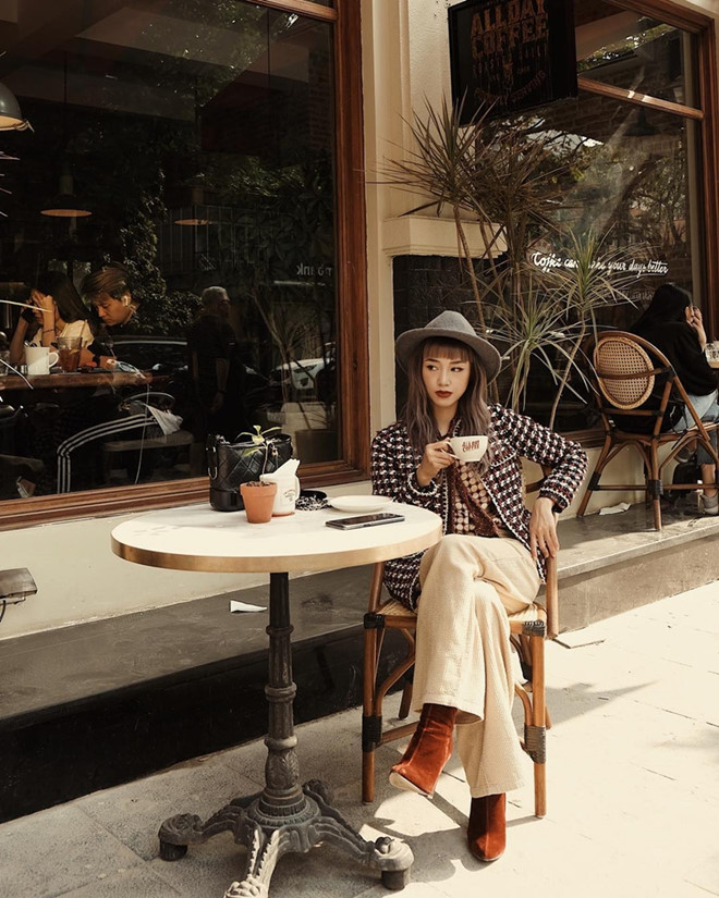 Áo khoác vải tweed, quần ống rộng và mũ fedora sắc xám, Salim đã thể hiện hình ảnh quý cô Paris sành điệu trên phố.
