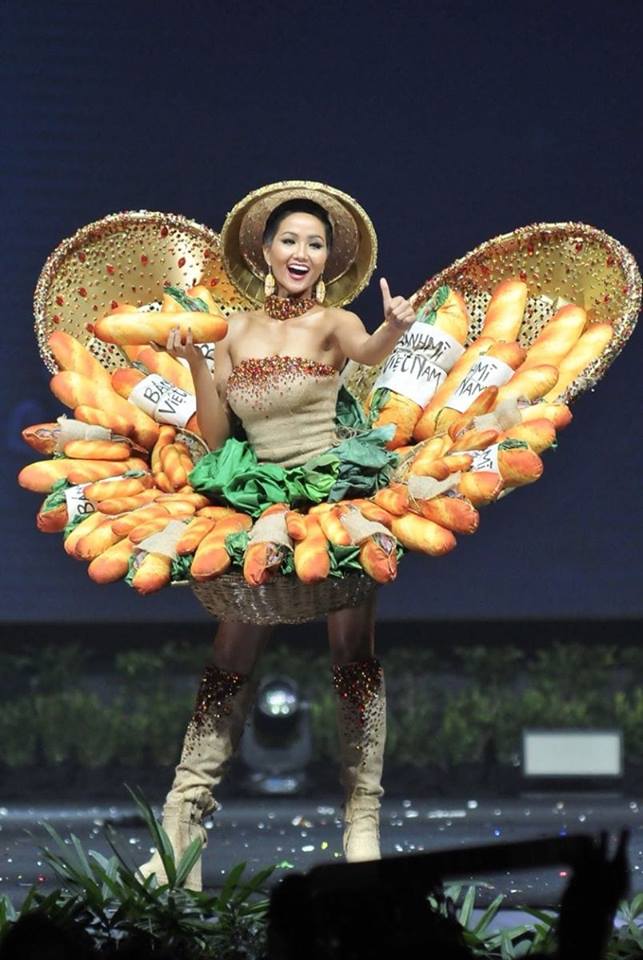 Trên sân khấu, người đẹp Việt Nam tự tin trình diễn, kết hợp một tay giơ cao ổ bánh mì - cảm hứng chủ đạo của Shbet999 com đăng nhập. Cuối đường băng, H'Hen tạo dáng và nở nụ cười rạng rỡ với khán giả.  