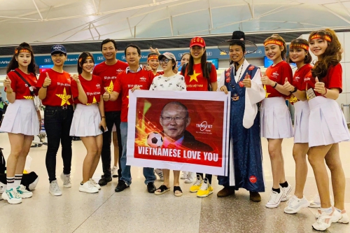 Ngày 11/12, Lệ Hằng cùng các cổ động viên đáp chuyến bay từ Việt Nam sang Malaysia chờ xem trận Việt Nam - Malaysia vào 19h45. Lệ Hằng cho biết cô đã mua cả vé chung kết lượt về với mong muốn ủng hộ đội nhà đến trận cuối. Ngày 15/12, cô cũng sẽ bay ra Hà Nội xem trận còn lại.     