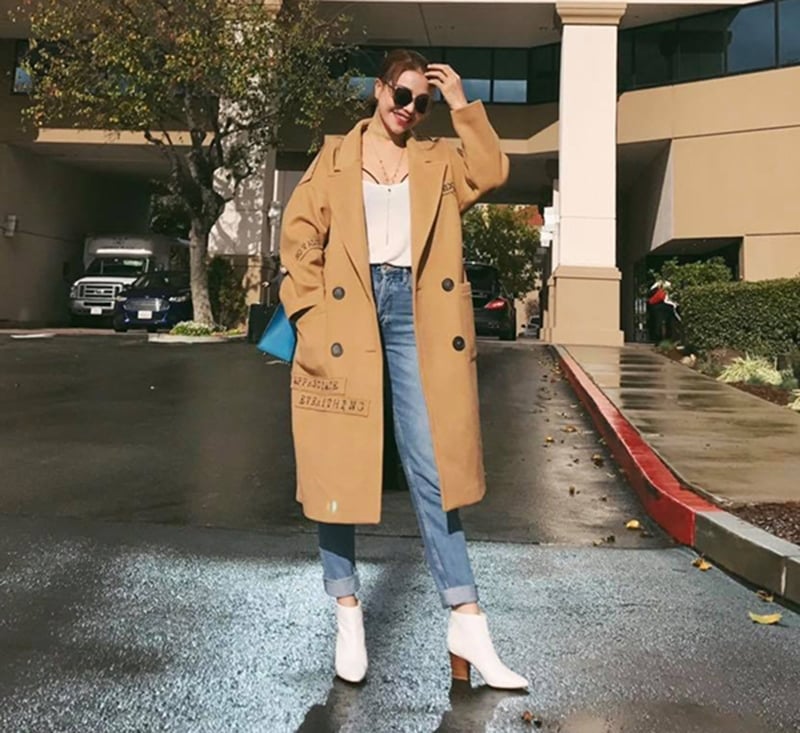 Cũng chọn áo khoác dáng dài, Trà Ngọc Hằng ghi điểm hoàn hảo khi mix mẫu áo màu camel với quần jeans cạp cao và áo trắng nền nã. Đôi boots cao gót màu trắng là “trợ thủ” đắc lực giúp người đẹp tôn vóc dáng mảnh mai.    
