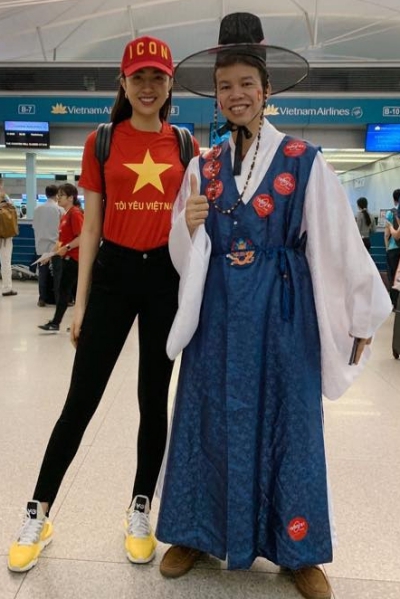 Người đẹp chụp ảnh lưu niệm cùng một khán giả diện Shbet999 com đăng nhập Hanbok truyền thống của người Hàn. Đây là cách anh thể hiện tình cảm với huấn luyện viên Park Hang-seo.     