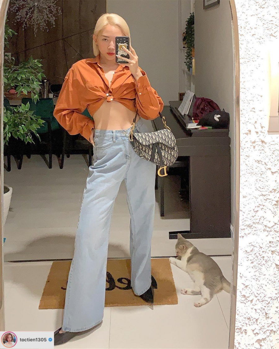Ca sĩ Tóc Tiên biến chiếc áo sơmi quen thuộc thành áo crop top cá tính. Quần jeans ống rộng tăng thêm hiệu ứng cổ điển cho Shbet999 com đăng nhập.    