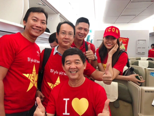 Bình Minh (thứ hai từ phải sang) đi cùng chuyến bay với Lệ Hằng. Anh cũng là một 