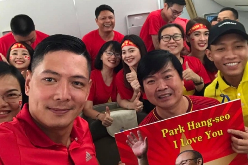 Bình Minh chụp ảnh lưu niệm cùng hội cổ động viên.    