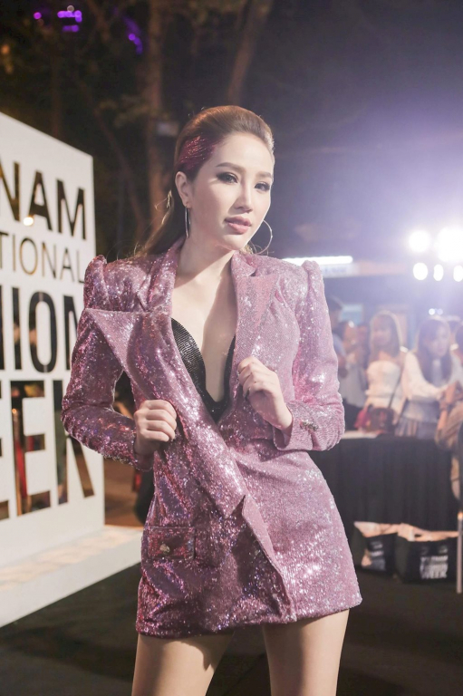 Bảo Thy gây tranh cãi khi diện áo vest ngắn cũn như váy, lấp ló nội y phía trong. Cách trang điểm lộ mặt cứng đơ của cô cũng không được đánh giá cao.  