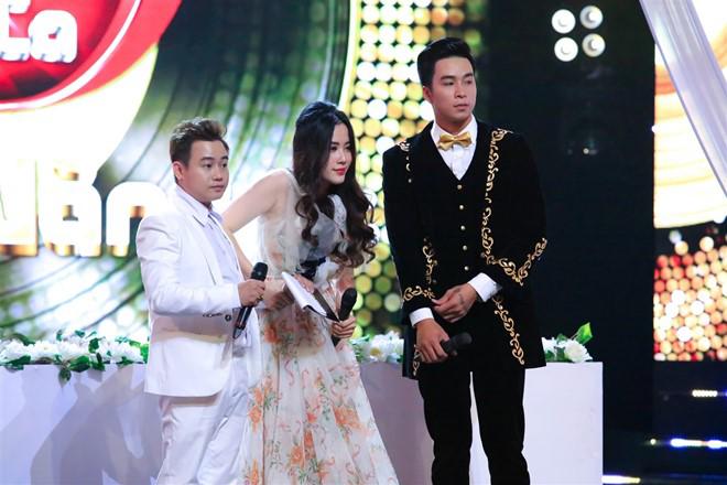 Sau màn biểu diễn, Nam Em không đứng vững do gặp vấn đề sức khỏe, cô cho biết mình bị tụt huyết áp nên phải đứng dựa vào Mạnh Đồng.    