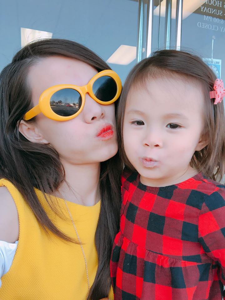 Thụy Anh xinh đẹp bên cô con gái nhỏ.