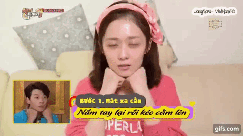 Massage cằm bằng cách nắm tay lại rồi kéo cằm lên. Động tác này giúp làm căng da.  