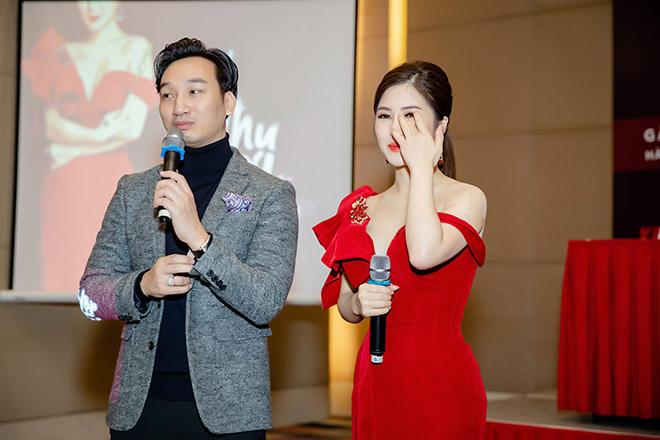 Hương Tràm không kìm được nước mắt sau những chia sẻ, tâm sự của bố.    