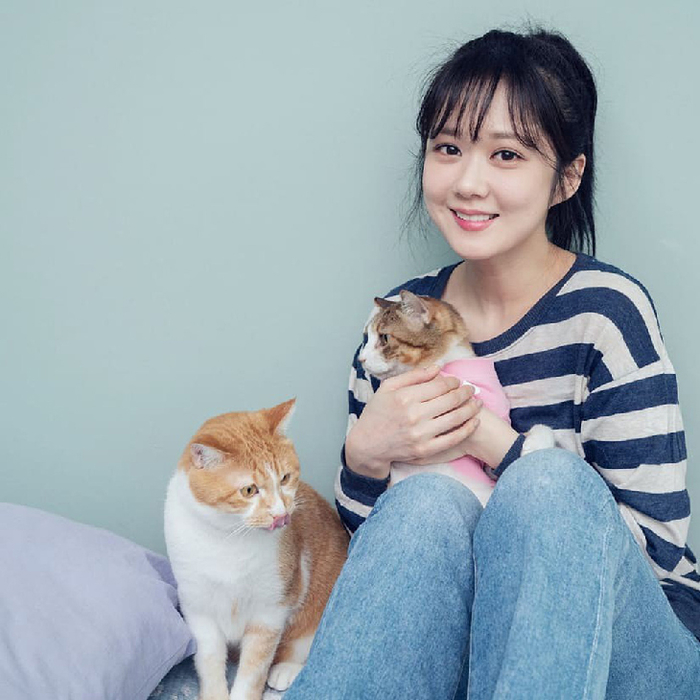 Gương mặt không hề biểu hiện vết tích của thời gian.  