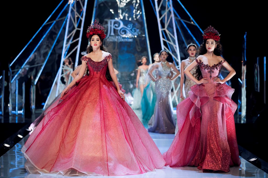 Hoa hậu Tiểu Vy lần đầu giữ vị trí vedette trong show thời trang. Đặc biệt, cô còn kết hợp cùng Hoa hậu Đỗ Mỹ Linh trong phần trình diễn đầy mê hoặc này.   