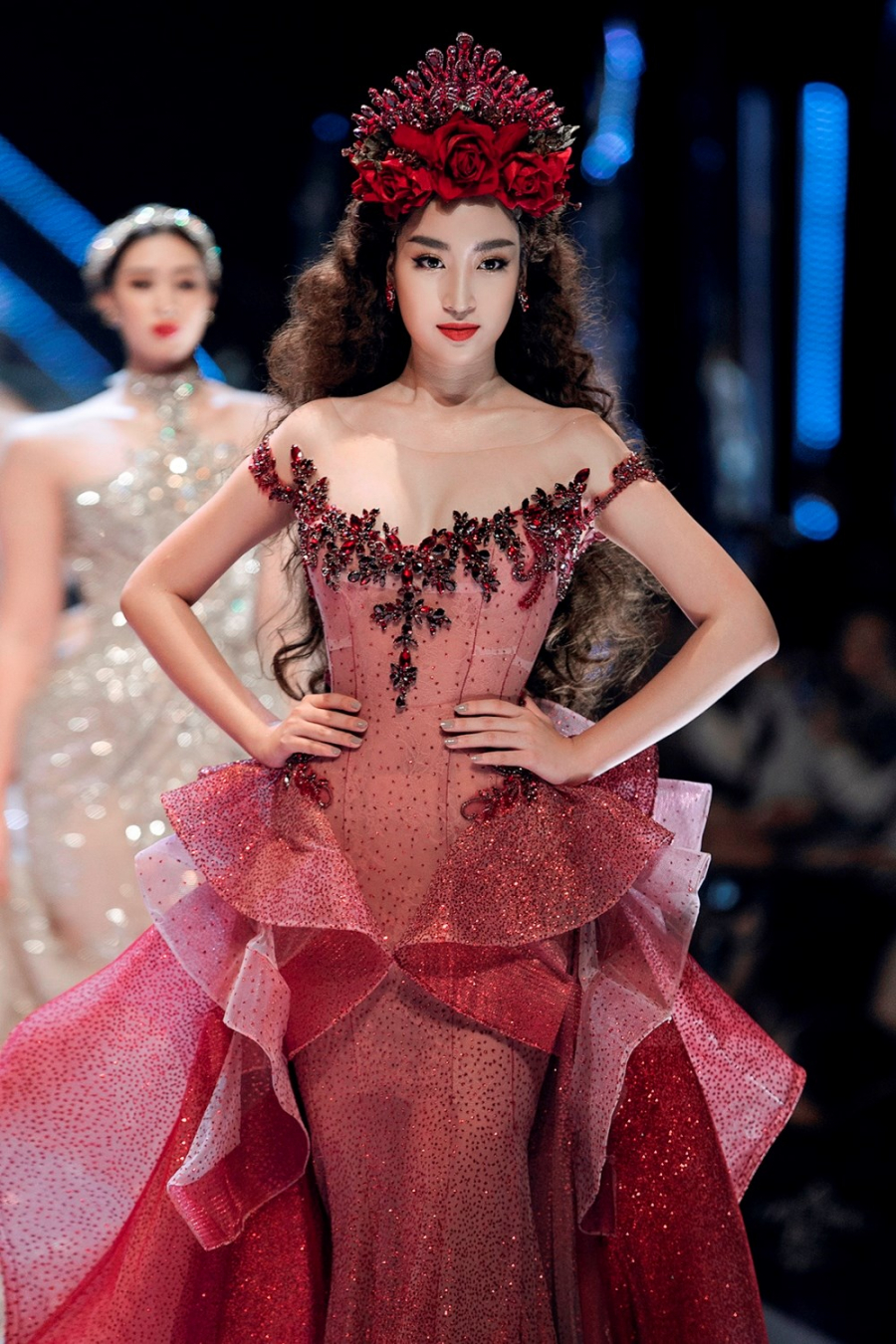 Đỗ Mỹ Linh xuất hiện lỗng lẫy như 1 nữ thần.