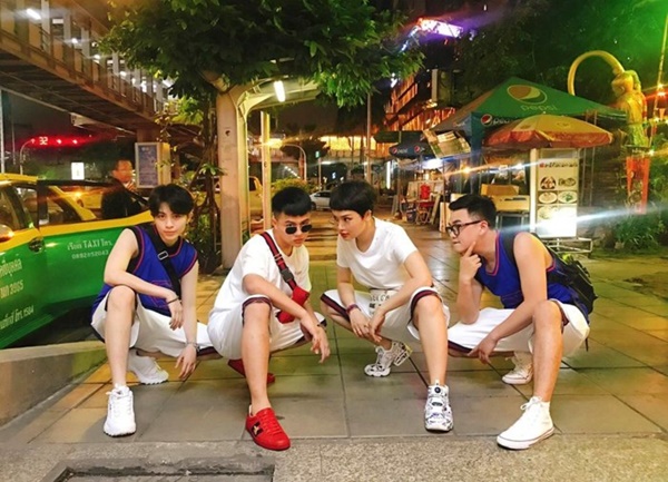 Không chỉ mặc đồ đồng điệu, cả nhóm cùng pose dáng cực ngầu giữa đất Thái.    