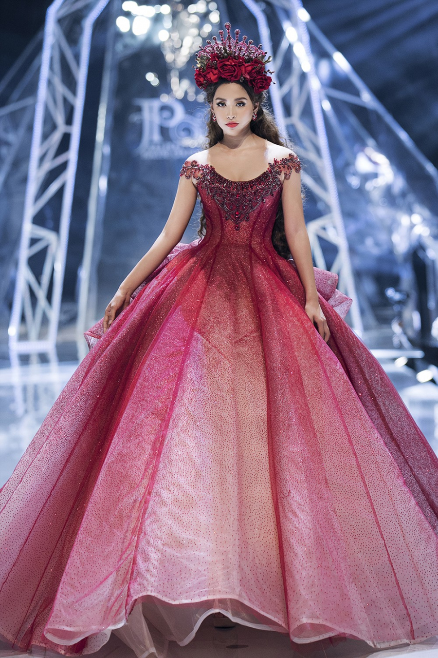 Trở về từ Miss World 2018, Hoa hậu Tiểu Vy lần đầu giữ vị trí vedette trong show thời trang.