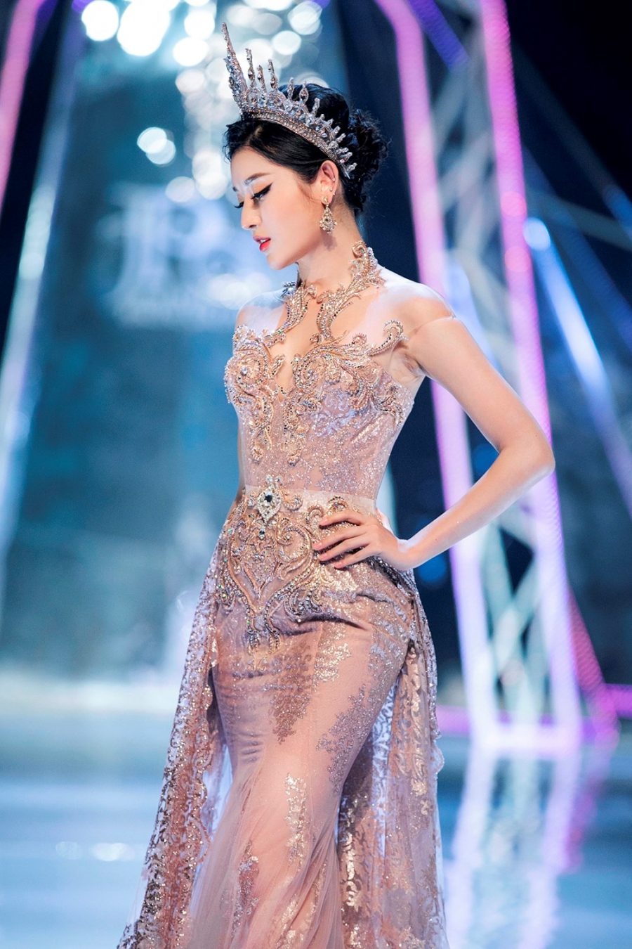 Á hậu Huyền My giữ vai trò mở màn, xuất hiện lộng lẫy như một nữ thần.