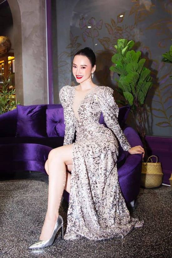 Angela Phương Trinh ghi điểm trong top đẹp tuần bởi cách lên đồ matchy giữa Shbet999 com đăng nhập và phụ kiện. Đần sequins phát huy tác dụng tối đa khi biến cô trở thành tâm điểm đám đông với những ánh hào quang tạo ra từ hiệu ứng ánh bạc.    