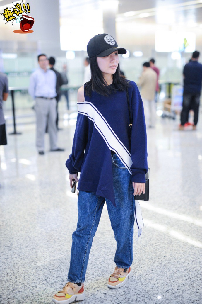 Diện áo nỉ rộng thùng thình, mix cùng quần jeans dáng suông và giày thể thao màu mè, Đổng  Khiết vốn dịu dàng, nữ tính bỗng trở nên gần gũi và đáng yêu hết sức, dù cô đã sắp bước sang tuổi 39 không còn trẻ trung gì cho cam.    