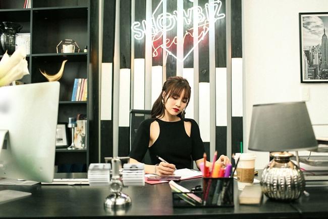 Miss Q gây thù chuốc oán với nhiều sao Việt vì đưa nhiều câu chuyện không hay của họ ra trước công chúng.    
