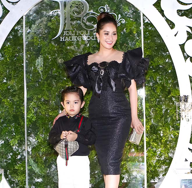 Nữ kiện tướng dancesport Khánh Thi diện đầm xoè cổ điển, khoe vòng eo thon gọn sau sinh.      