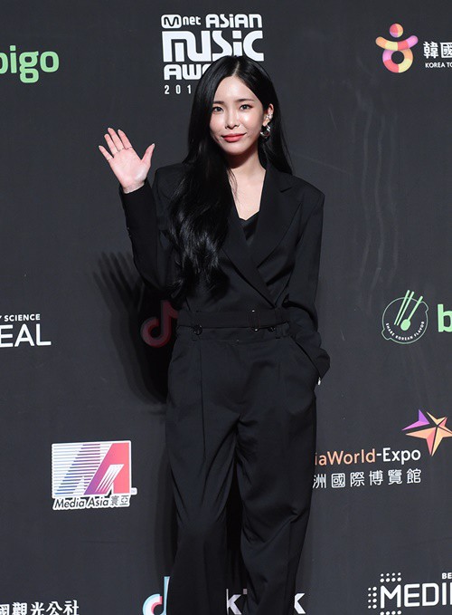 Bộ ba ca sĩ solo xuất sắc nhất năm nay Sunmi, Chungha và Heize cùng khoe style đối lập trên thảm đỏ. Trong khi Chungha và Sunmi khoe dáng đầy nóng bỏng thì Heize lại diện vest liền cá tính    