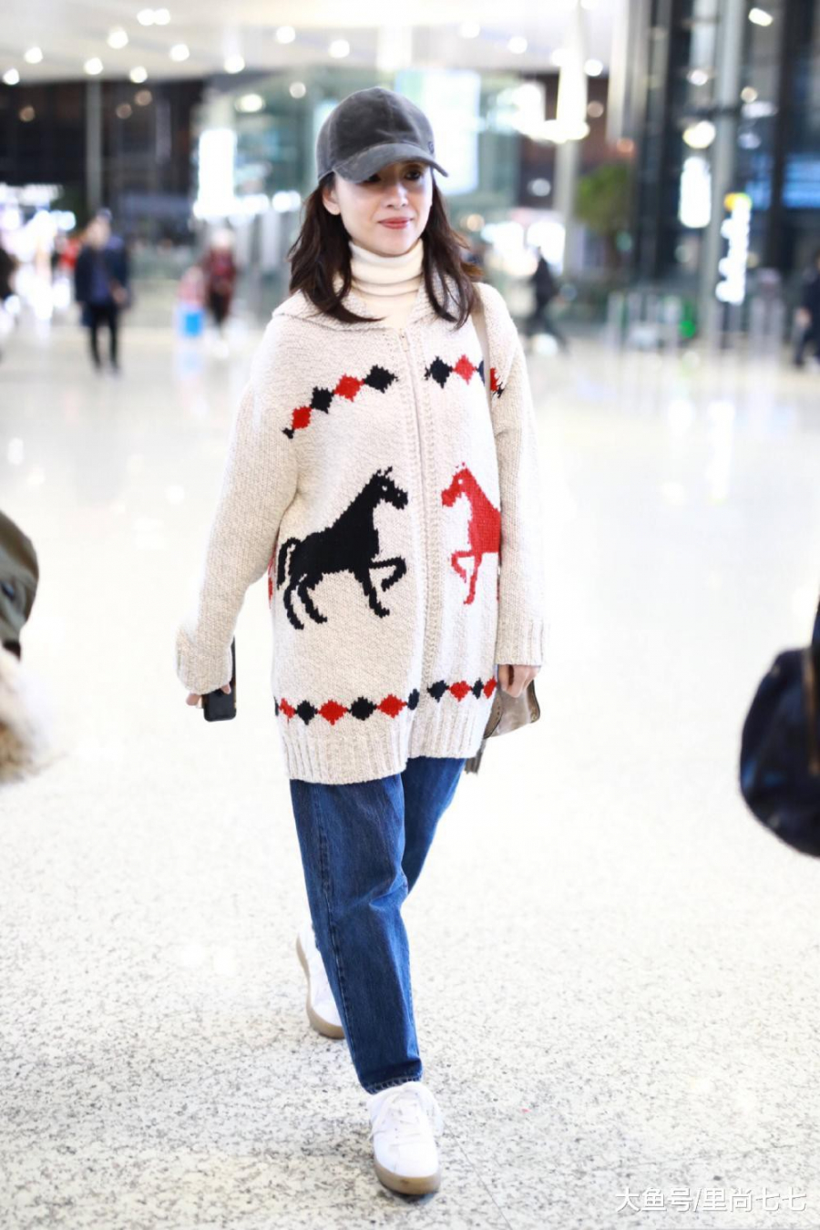 Ngắm Đổng Khiết diện set đồ với áo cardigan họa tiết tuần lộc, quần jeans dáng suông cùng giày thể thao trắng tuyết thôi là đã cảm nhận được không khí giáng sinh ấm áp, vui tươi sắp đến thật rồi!    