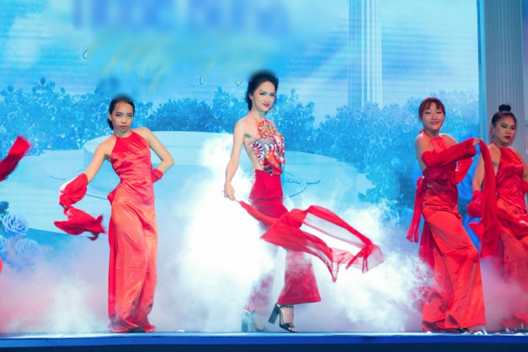 Sau đó, cô tiếp tục thay một bộ cánh tông màu đỏ rực rỡ, mang cảm hứng Á Đông.  