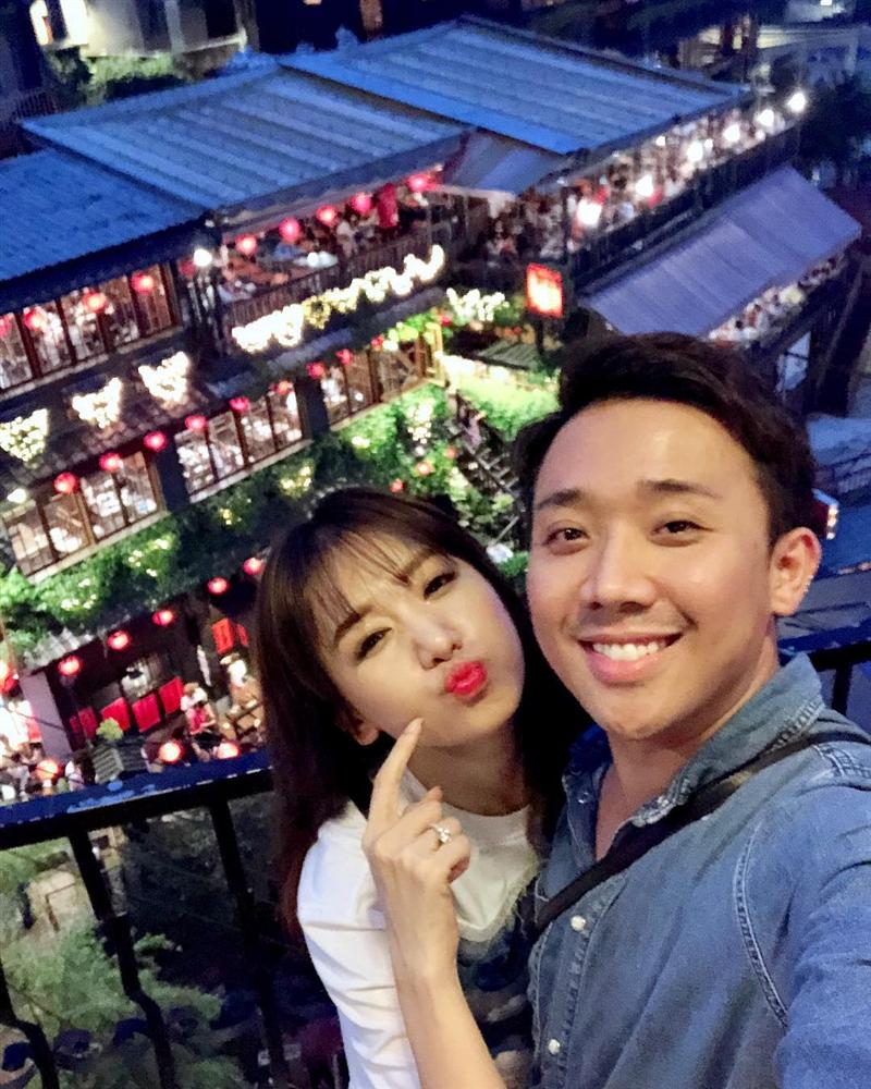 Quả thật sau khi tăng cân thì Trấn Thành chủ yếu... chỉ làm nền cho nhan sắc bà xã tỏa sáng.    