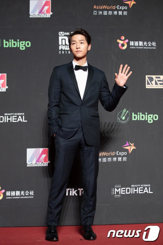 Nam tài tử Song Joong Ki điển trai, thể hiện phong thái quyền lực. Tối nay, anh sẽ đóng vai trò host chính của lễ trao giải danh giá nhất MAMA 2018 tại Hong Kong    