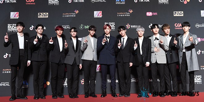 Dàn mỹ nam Wanna One đổ bộ thảm đỏ. Năm nay nhóm đã đạt được rất nhiều thành tựu đáng nể mặc dù chỉ mới ra mắt được 1 năm. Đây là những khoảnh khắc hiếm hoi cuối cùng của nhóm trước khi tan rã    