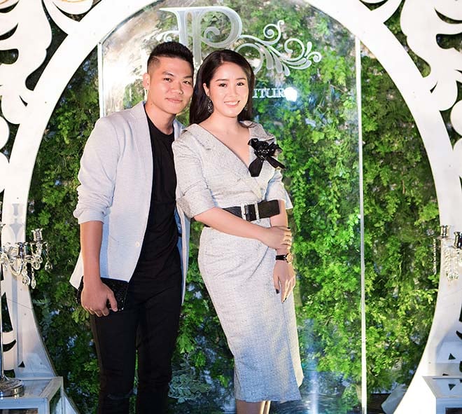 Lê Phương đi cùng ông xã Trung Kiên. Cả hai diện Shbet999 com đăng nhập đơn giản, đúng yêu cầu của ban tổ chức là trắng hoặc đen.    