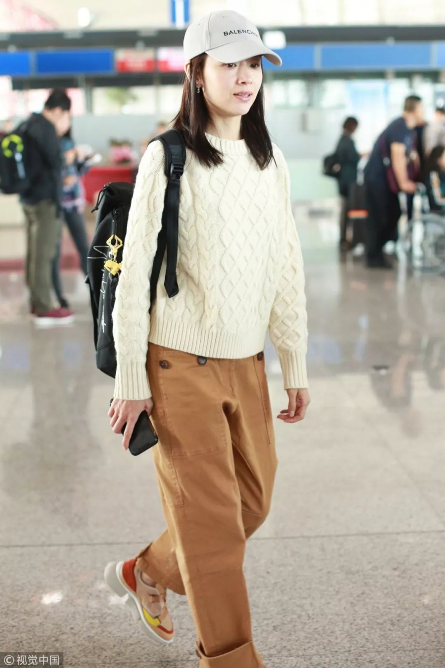 Rất đơn giản, chỉ cần lên đồ với áo len vặn thừng, quần khaki ống rộng, rồi lại tô điểm những phụ kiện quen thuộc như balo, giày thể thao, mũ lưỡi trai thôi là Đổng Khiết đã đủ sức khiến bao người hâm mộ phải tan chảy con tim vì trông bà mẹ 1 con quá đỗi trẻ trung, gần gũi và đáng yêu.    