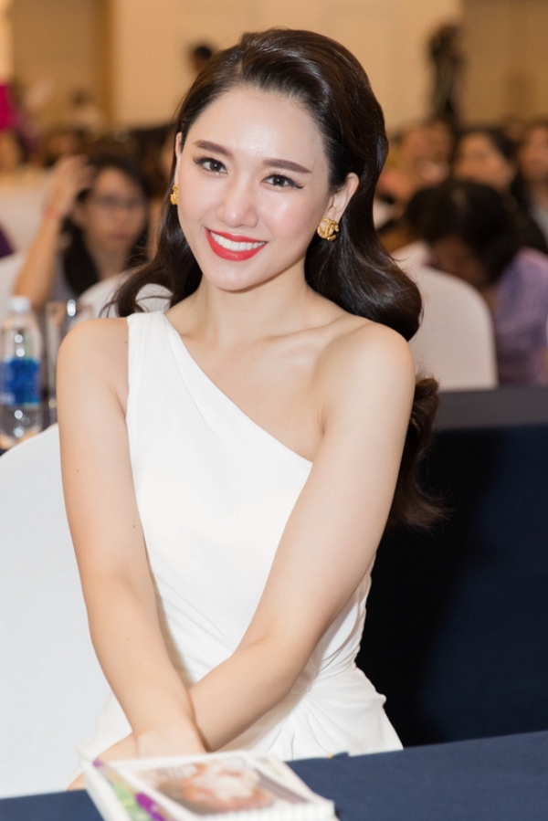 Từng bị trêu chọc vì gương mặt mũm mĩm, người đẹp quyết tâm giảm cân bằng cách ăn kiêng, cắt tinh bột.    