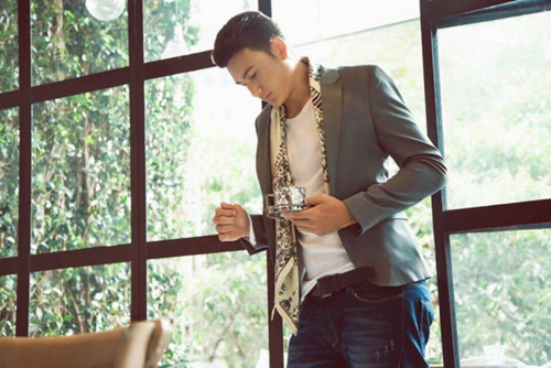 Văn Lâm kết hợp vest với quần jeans và khăn quàng họa tiết, tạo nên tổng thể trẻ trung.    