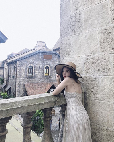 Trước đó, Hà Trang cũng từng xuất hiện trên trang cá nhân của quản lý Hà Đức Chinh cùng với Nhật Lê - người yêu Quang Hải. Bạn gái tin đồn của Hà Đức Chinh có gu thời trang khá sang chảnh và trẻ trung.  