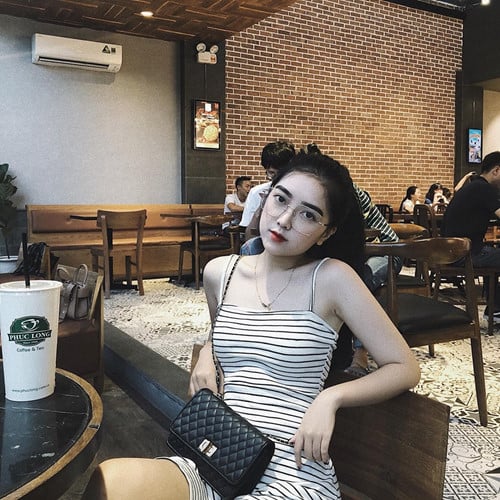 Khi đi chơi, cô chọn váy hai dây gợi cảm và sang chảnh.  