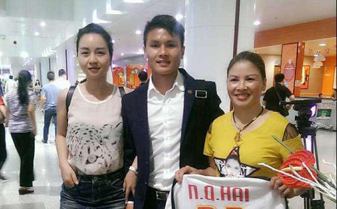 Hình ảnh mặc áo sơ mi, khoác vest bảnh bao hiếm có của Quang Hải.  
