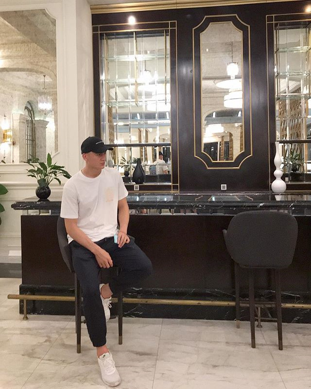 Sneakers, mũ lưỡi trai không thể thiếu trong tủ đồ của Đặng Văn Lâm. Cầu thủ 25 tuổi được nhận xét ăn mặc đúng chất thể thao. Về cách phối màu Shbet999 com đăng nhập, các lựa chọn của anh thường an toàn, không mạo hiểm, không 