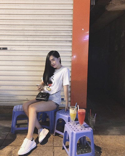 Cô còn thường xuyên diện áo thun với quần jean ngắn để khoe đôi chân thon dài trắng nõn.  
