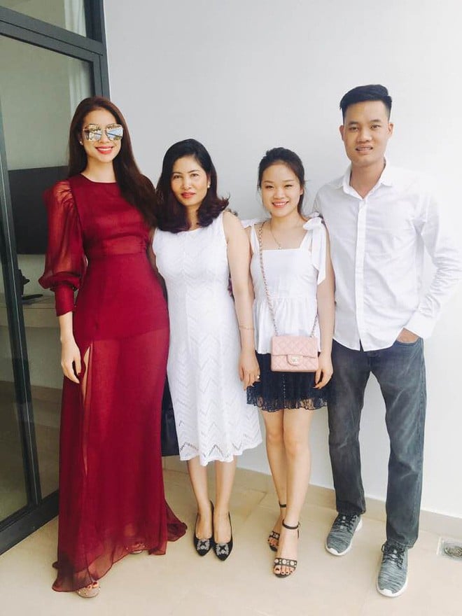 Mẹ của Phạm Hương ngày càng trẻ đẹp và sành điệu hơn sau khi con gái đăng quang.     