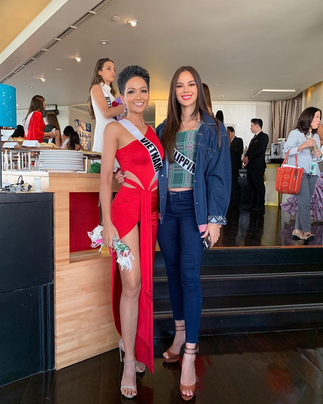 Đại diện Philippines diện set đồ denim cá tính chụp ảnh cùng Hoa hậu H'Hen Niê. Có thể thấy mẫu giày cao gót màu nổi bật được Gray mix&match trong hầu hết Shbet999 com đăng nhập. 