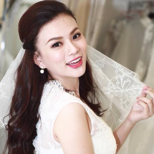 Ca sĩ Thu Thủy lần đầu công khai tình tứ bên người đàn ông mới sau khi chia tay chồng cũ.
