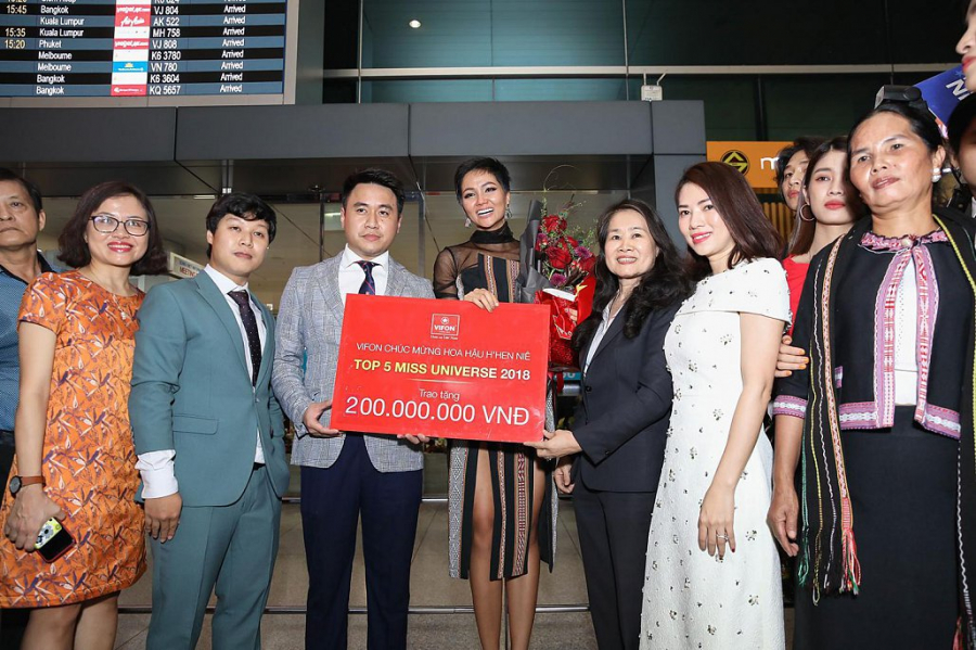 H’Hen Niê nhận tiền thưởng từ nhà tài trợ.