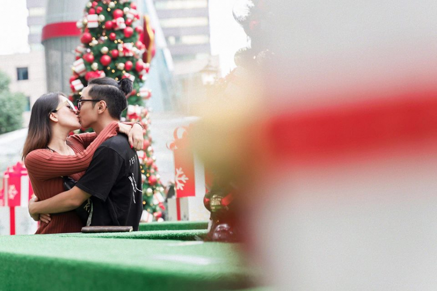 Khánh Thi và Phan Hiển tình tứ hôn nhau trên phố đông người khiến fan thích thú.