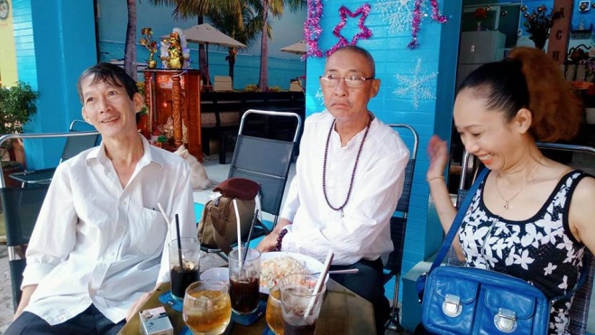 Hình ảnh nghệ sĩ Lê Bình đi uống cafe cùng bạn bè.    