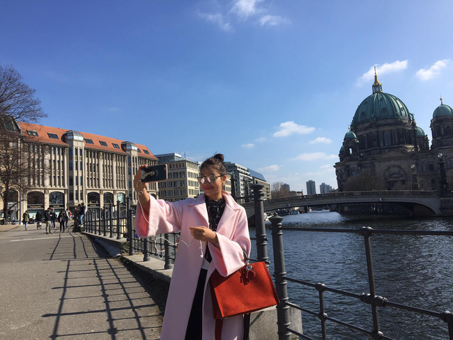 Phạm Hương diện áo rộng như cố tình che giấu thân hình có phần đẫy đà hơn trước.    