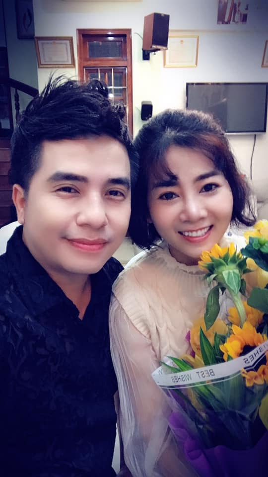 Sắc mặt rạng rỡ của Mai Phương khi chụp hình cùng đồng nghiệp.