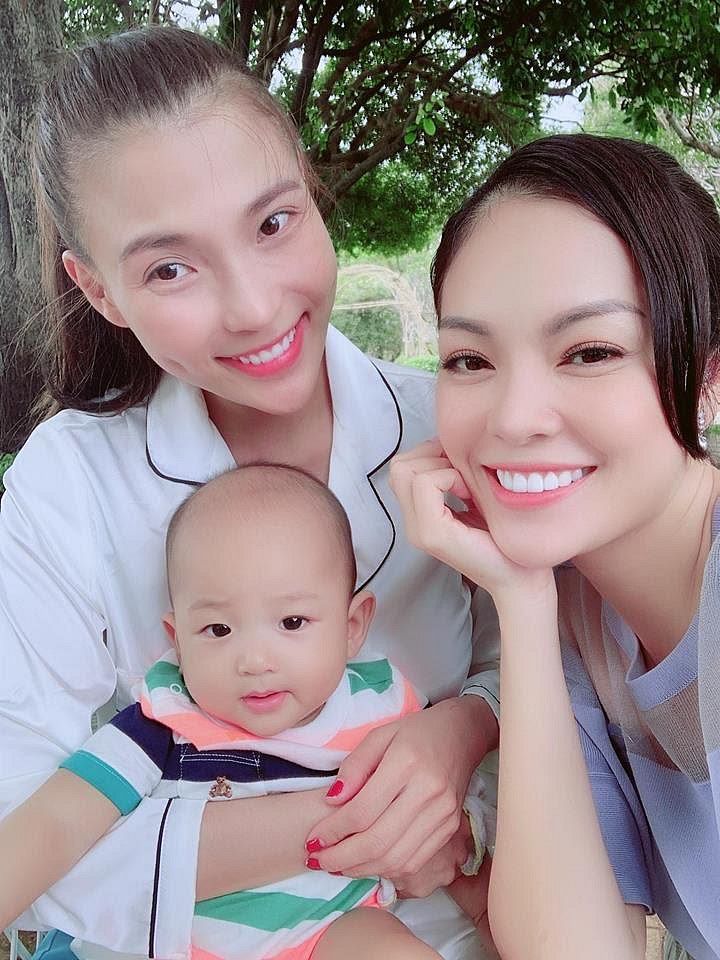 Hot boy Bảo Bảo cùng mẹ Thúy Diễm đến thăm ba đang làm việc ở một nơi xa thành phố, chắc hẳn là vì cả nhà quá nhớ Lương Thế Thành.    